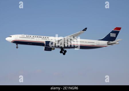 US Airways Airbus A330-300 mit Registrierung N274AY im Kurzfinale für Start- und Landebahn 25L des Frankfurter Flughafens. Stockfoto