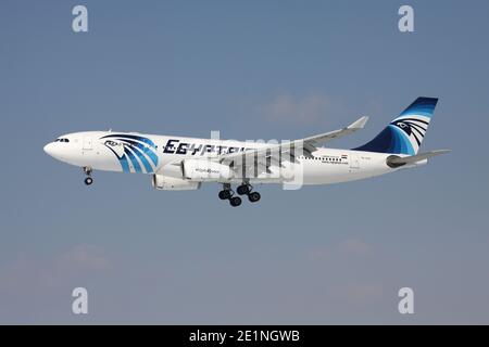 Egyptair Airbus A330-200 mit Registrierung SU-GCE auf Kurzfinale für Start- und Landebahn 25L des Frankfurter Flughafens. Stockfoto