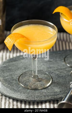 Erfrischender Brandy Paradise Cocktail mit Orange Garnish Stockfoto