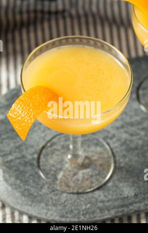 Erfrischender Brandy Paradise Cocktail mit Orange Garnish Stockfoto