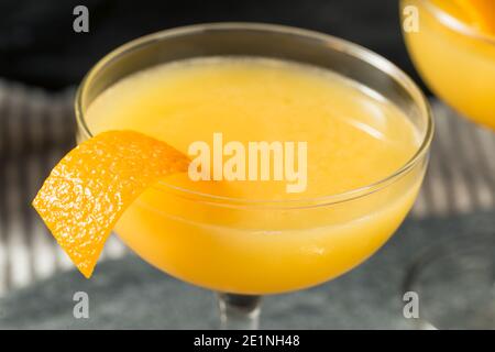 Erfrischender Brandy Paradise Cocktail mit Orange Garnish Stockfoto