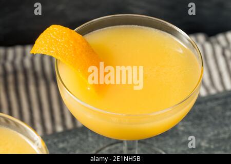 Erfrischender Brandy Paradise Cocktail mit Orange Garnish Stockfoto