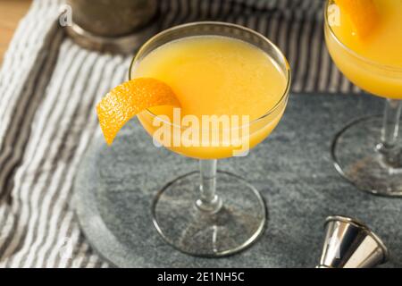 Erfrischender Brandy Paradise Cocktail mit Orange Garnish Stockfoto