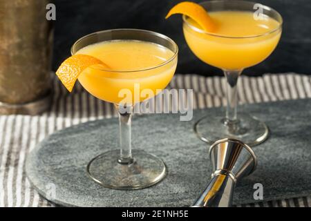 Erfrischender Brandy Paradise Cocktail mit Orange Garnish Stockfoto