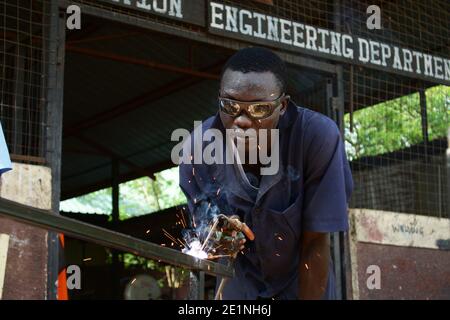 Potrait eines Flüchtlingsstudenten, der in einer Berufsschule in der Ingenieurabteilung Schweißen praktiziert. Kakuma Flüchtlingslager, Kenia. Stockfoto