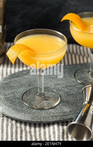 Erfrischender Brandy Paradise Cocktail mit Orange Garnish Stockfoto