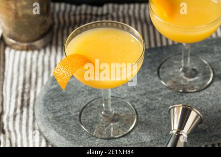 Erfrischender Brandy Paradise Cocktail mit Orange Garnish Stockfoto