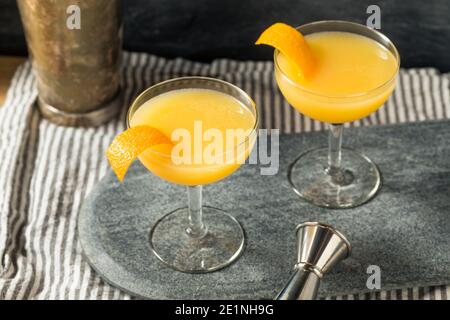 Erfrischender Brandy Paradise Cocktail mit Orange Garnish Stockfoto