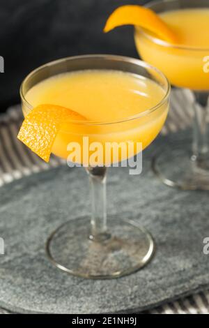 Erfrischender Brandy Paradise Cocktail mit Orange Garnish Stockfoto