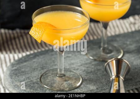 Erfrischender Brandy Paradise Cocktail mit Orange Garnish Stockfoto