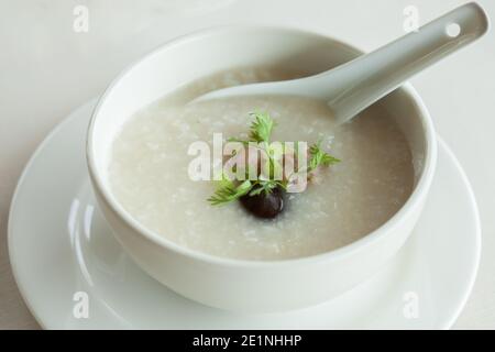 Nahaufnahme Congee in weißer Schüssel Stockfoto