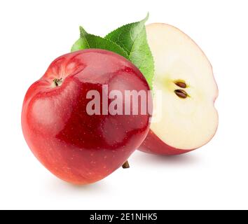 Rote Äpfel mit halb Apfel und grünen Blättern isoliert auf weißem Hintergrund. Stockfoto