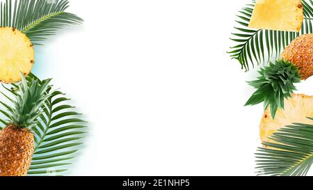 Muster mit Ananas- und Ananasscheiben und Palmblättern isoliert auf weißem Hintergrund. Stockfoto