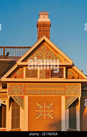 Blumenmotive im Giebel des Joel B. Wolfe Hauses (ca. 1894), Queen Anne Stil, auf der Ball Avenue im East End Historic District, Galveston, Texas, USA Stockfoto