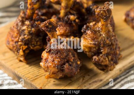 Hausgemachte tief gebratene Huhn Lollipops mit Gewürzen Stockfoto