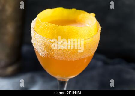 Alkoholiger Brandy Crusta Cocktail mit Zucker und Zitrone Stockfoto