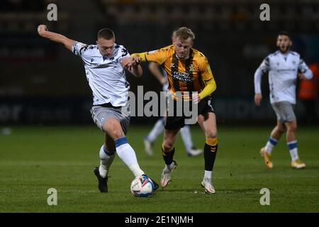 Luke Norris von Colchester United schaut vorbei an Harry Darling von Cambridge United - Cambridge United / Colchester United, Sky Bet League Two, Abbey Stadium, Cambridge, UK - 15. Dezember 2020 nur zur redaktionellen Verwendung - es gelten DataCo-Beschränkungen Stockfoto