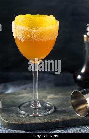 Alkoholiger Brandy Crusta Cocktail mit Zucker und Zitrone Stockfoto