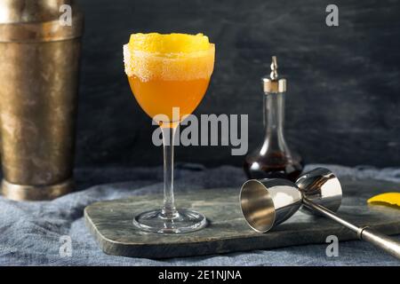 Alkoholiger Brandy Crusta Cocktail mit Zucker und Zitrone Stockfoto