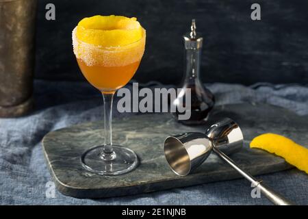 Alkoholiger Brandy Crusta Cocktail mit Zucker und Zitrone Stockfoto