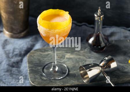 Alkoholiger Brandy Crusta Cocktail mit Zucker und Zitrone Stockfoto