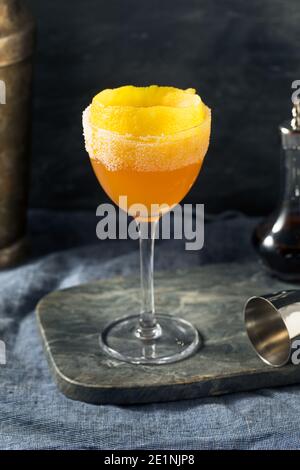 Alkoholiger Brandy Crusta Cocktail mit Zucker und Zitrone Stockfoto