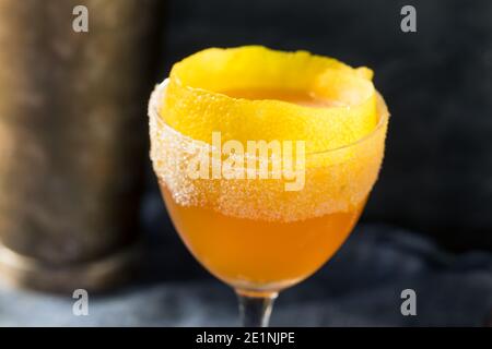 Alkoholiger Brandy Crusta Cocktail mit Zucker und Zitrone Stockfoto