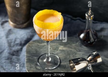 Alkoholiger Brandy Crusta Cocktail mit Zucker und Zitrone Stockfoto