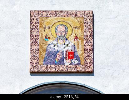 Die Torikone des Heiligen Nikolaus des Wundertäters auf dem Glockenturm des Iwerski Klosters in Samara, Russland Stockfoto