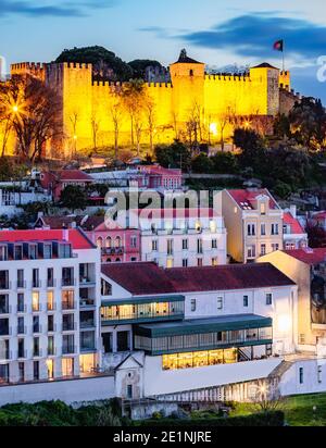 Beleuchtete Sao Jorge historische Burg ist als das mittelalterliche bekannt zitadelle der Stadt Lissabon in Portugal - Europa Stockfoto