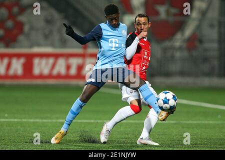 MAASTRICHT, NIEDERLANDE - 8. JANUAR: Derensili Sanches Fernandes vom Jong FC Utrecht, Gaston Salasiwa vom MVV während des niederländischen Keukenkampioendivisie-Spiels zwischen MVV und FC Utrecht U23 am 8. Januar 2021 in De Geusselt in Maastricht, Niederlande (Foto: Perry Leuvert/BSR AgencyOrange PicturesAlamy Live News) Stockfoto