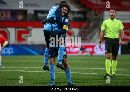 MAASTRICHT, NIEDERLANDE – 8. JANUAR: Tor von Jeredy Hilterman vom Jong FC Utrecht, Djevencio van der Kust vom Jong FC Utrecht beim niederländischen Keukenkampioendivisie-Spiel zwischen MVV und FC Utrecht U23 am 8. Januar 2021 in De Geusselt in Maastricht, Niederlande (Foto von Perry vd Leuvert/BSR AgencyOrange PicturesAlamy Live News) Stockfoto