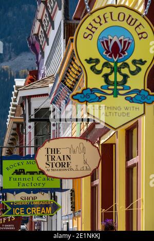 Abgehängtes Straßenschild vor den Geschäften in Greene Street, Silverton, Colorado, USA Stockfoto