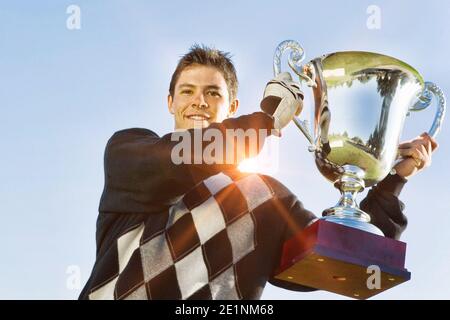 Porträt eines Golfers mit Trophäe Stockfoto