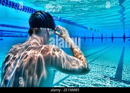 Portrait des Mannes Ausbildung im Schwimmbad Stockfoto