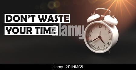 Verschwenden Sie keine Zeit Konzept Text mit vintage Wecker auf schwarzem isolierten Hintergrund, Banner Foto Stockfoto