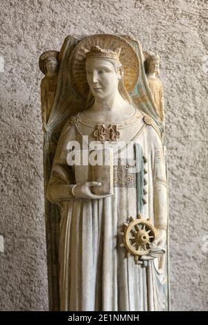 VERONA ITALIEN - 1. MAI 2016: Statue der Heiligen Katharina von Alexandria XIVc. In Castelvecchio Museum. Verona, Italien Stockfoto