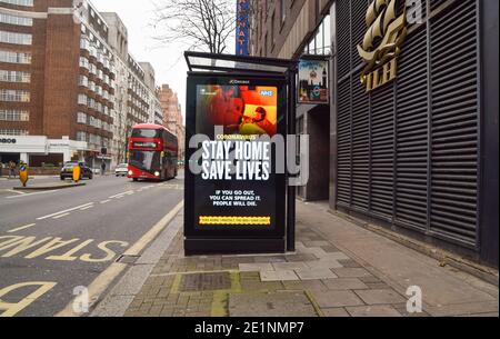 Ein 'Stay Home Save Lives'-Schild im Zentrum von London. England hat die dritte nationale Sperre unter einem Anstieg der Coronavirus-Fälle auferlegt. Stockfoto