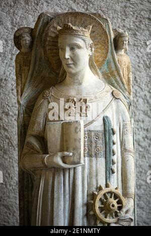 VERONA, ITALIEN - 1. MAI 2016: Statue der Heiligen Katharina von Alexandria XIVc. In Castelvecchio Museum. Verona, Italien Stockfoto