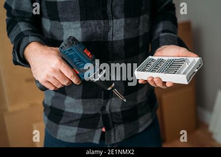 Nahaufnahme eines Mannes, der einen Schraubendreher und seine Hand hält Zubehör Stockfoto