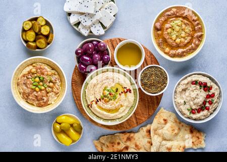 Orientalisches, arabisches traditionelles Frühstück mit Hummus, Foul, Mutabbal, Qudsia und Zaatar. Draufsicht Stockfoto