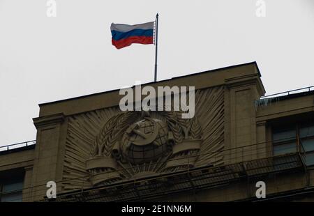 Russische Flagge und Wappen über der Staatsduma 2021 Stockfoto