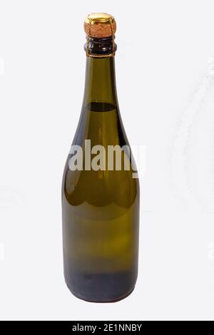 Isolierte Objektfotografie. Grüne Flasche mit spanischem Cava oder Champagner innen auf weißem Hintergrund. Stockfoto