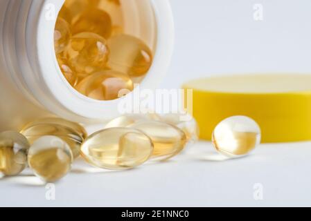 Vitamin E Softgels aus einer Flasche verschüttet Stockfoto