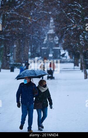 Madrid, Spanien. Januar 2021. Im schneebedeckten Retiro Park werden Menschen gesehen, nachdem Storm Filomena intensiven Schnee gebracht hat. Madrid und ein Teil Spaniens waren heute mit Schnee bedeckt, da schlechtes Wetter bis zu der Hälfte des Landes in den nächsten Tagen beeinflussen könnte. Kredit: Jack Abuin/ZUMA Wire/Alamy Live Nachrichten Stockfoto