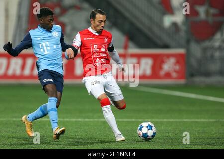 MAASTRICHT, NIEDERLANDE - 8. JANUAR: Derensili Sanches Fernandes vom Jong FC Utrecht, Gaston Salasiwa vom MVV während des niederländischen Keukenkampioendivisie-Spiels zwischen MVV und FC Utrecht U23 am 8. Januar 2021 in De Geusselt in Maastricht, Niederlande (Foto: Perry Leuvert/BSR AgencyOrange PicturesAlamy Live News) Stockfoto