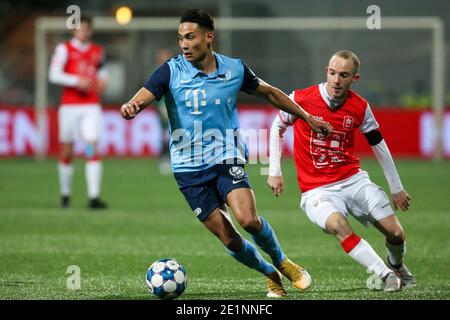 MAASTRICHT, NIEDERLANDE - 8. JANUAR: Raymond Huizing von Jong FC Utrecht, Jerome Deom von MVV während des niederländischen Keukenkampioendivisie-Spiels zwischen MVV und FC Utrecht U23 am 8. Januar 2021 in De Geusselt in Maastricht, Niederlande (Foto: Perry vd Leuvert/BSR AgencyOrange BilderAlamy Live News) Stockfoto