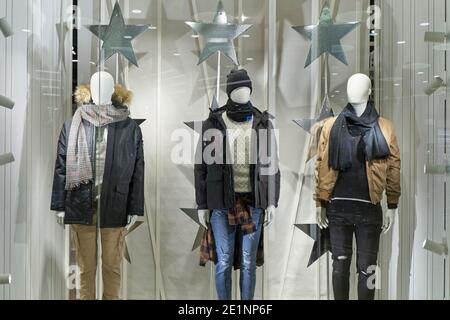 Mannequins im Winter männliche Oberbekleidung in einem Schaufenster Stockfoto