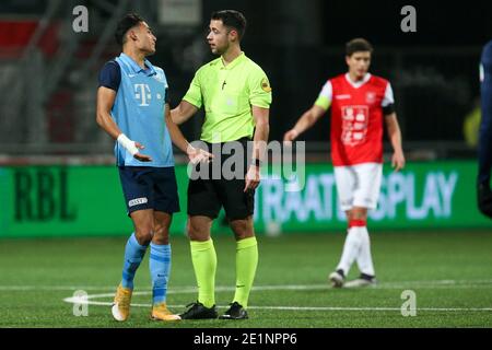 MAASTRICHT, NIEDERLANDE - 8. JANUAR: Raymond Huizing vom Jong FC Utrecht, Schiedsrichter Marc Nagtegaal während des niederländischen Keukenkampioendivisie-Spiels zwischen M Stockfoto