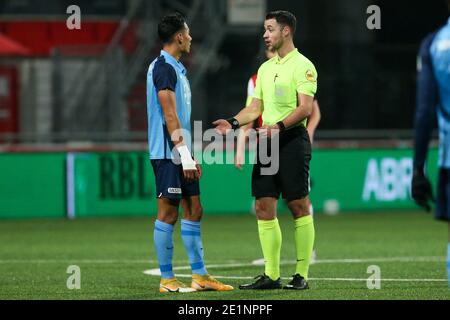 MAASTRICHT, NIEDERLANDE - 8. JANUAR: Raymond Huizing vom Jong FC Utrecht, Schiedsrichter Marc Nagtegaal während des niederländischen Keukenkampioendivisie-Spiels zwischen M Stockfoto